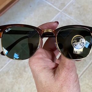 NWT Ray-Ban Clubmaster Tortoiseshell Sunglasses RB3016 SIZE M 49-21